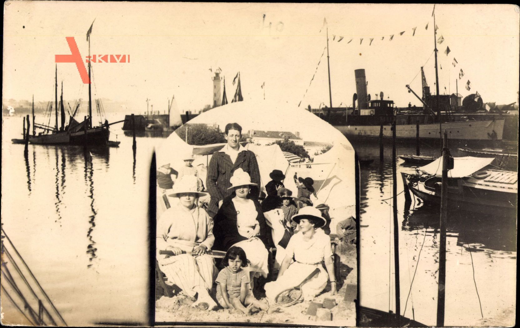 Frankreich, Schiffe im Hafen, Familienportrait am Strand, Fotokunst