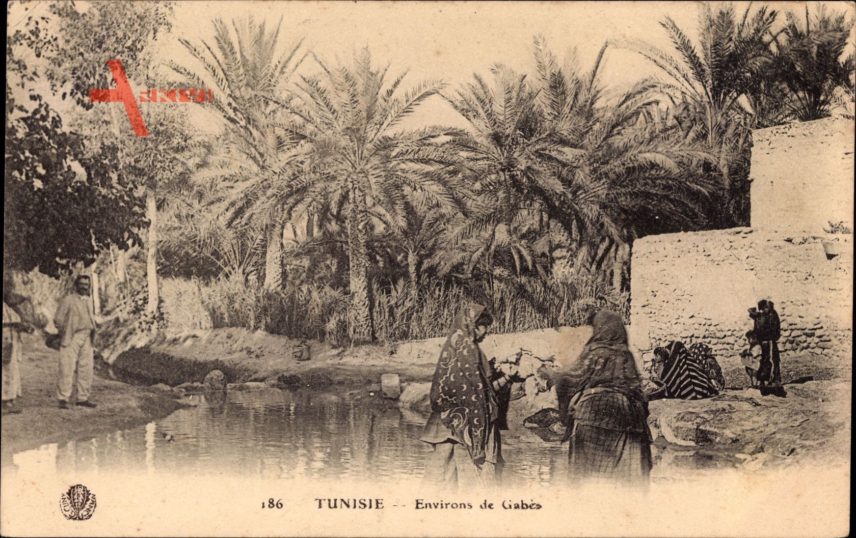 Gabès Tunesien, Frauen waschen Kleidung am Wasser