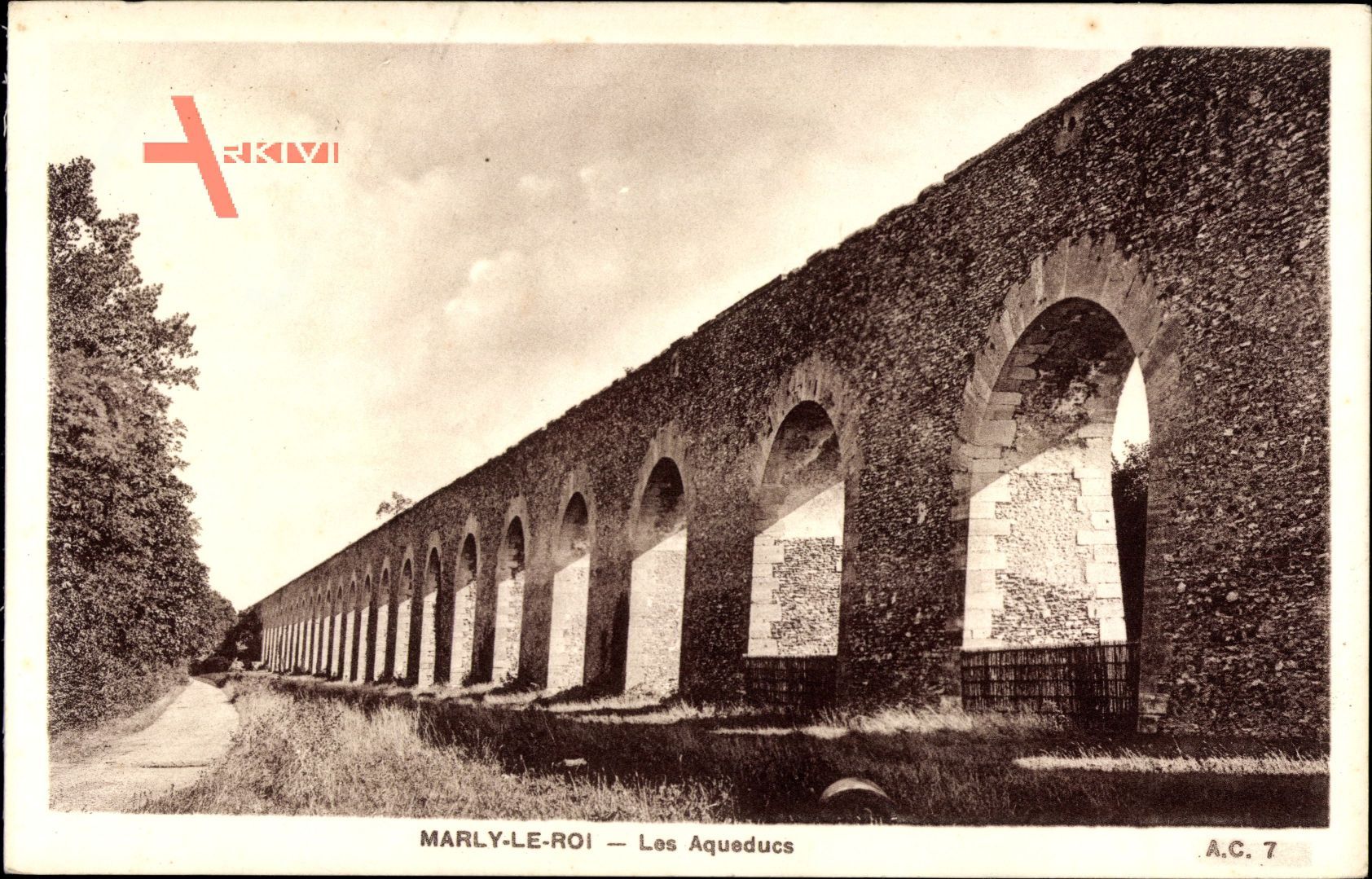 Marly le Roi Yvelines, Les Aqueducs, Blick auf das Aquädukt, Weg