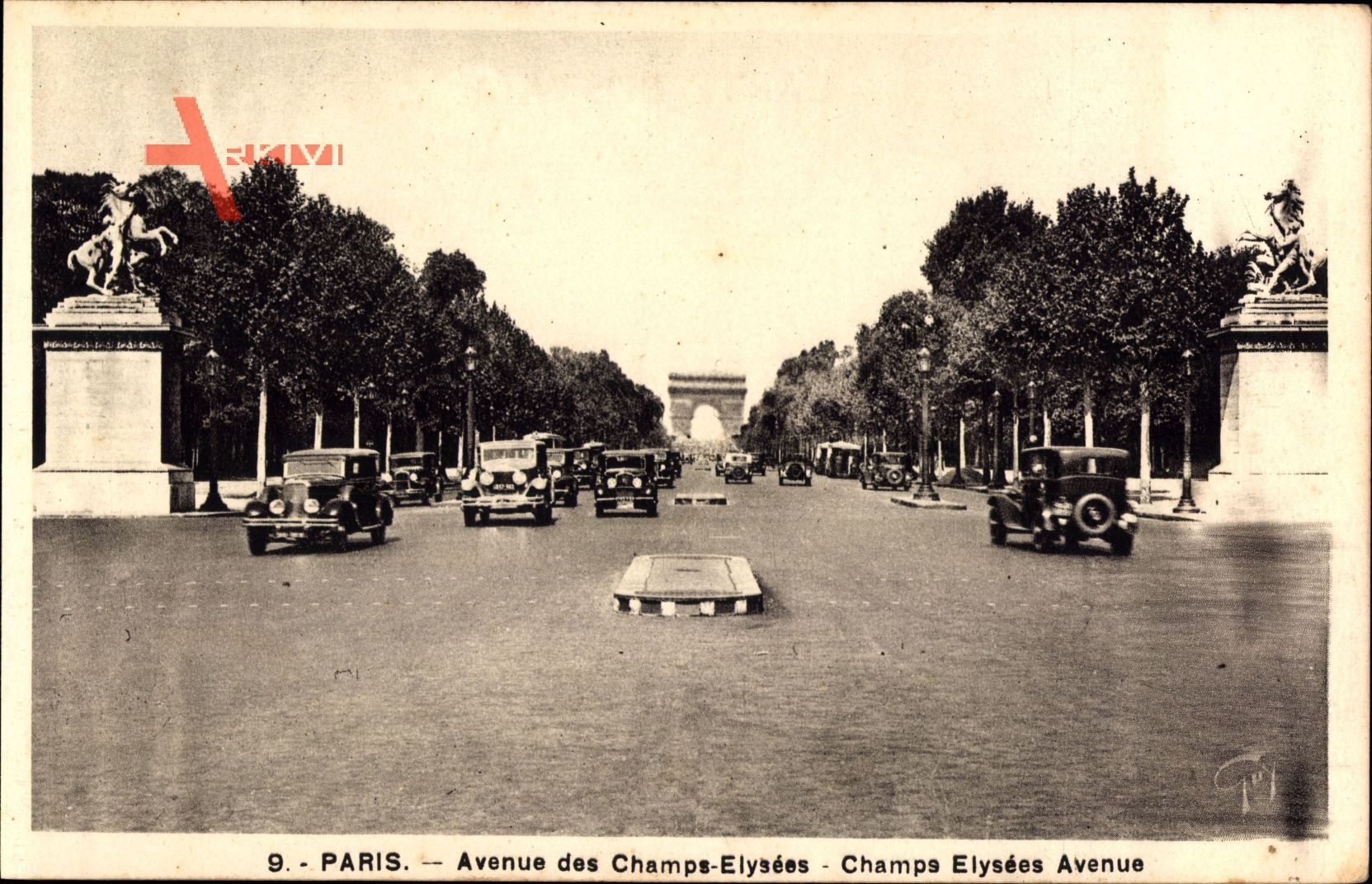 Paris, Avenue des Champs Elysees, Autos, Pferdestatuen, Triumphbogen
