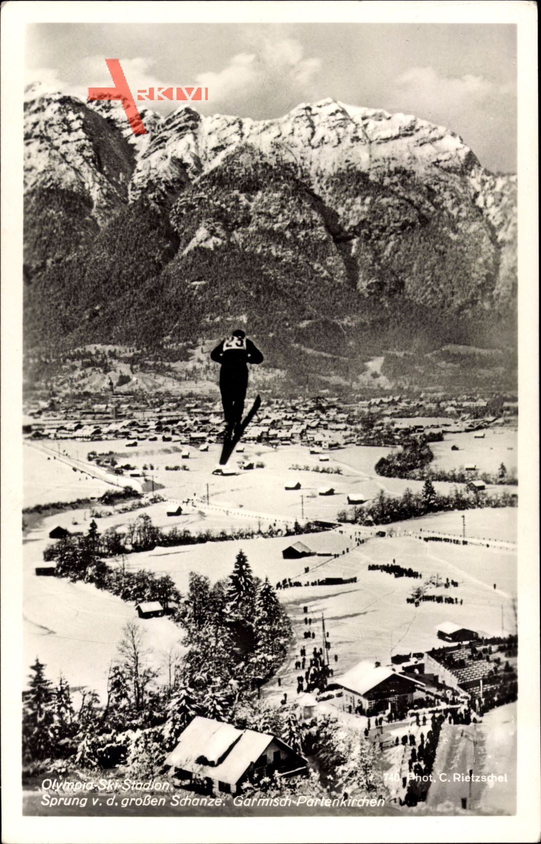 Garmisch Partenkirchen in Oberbayern, Skispringer in der Luft, Olympiastadion