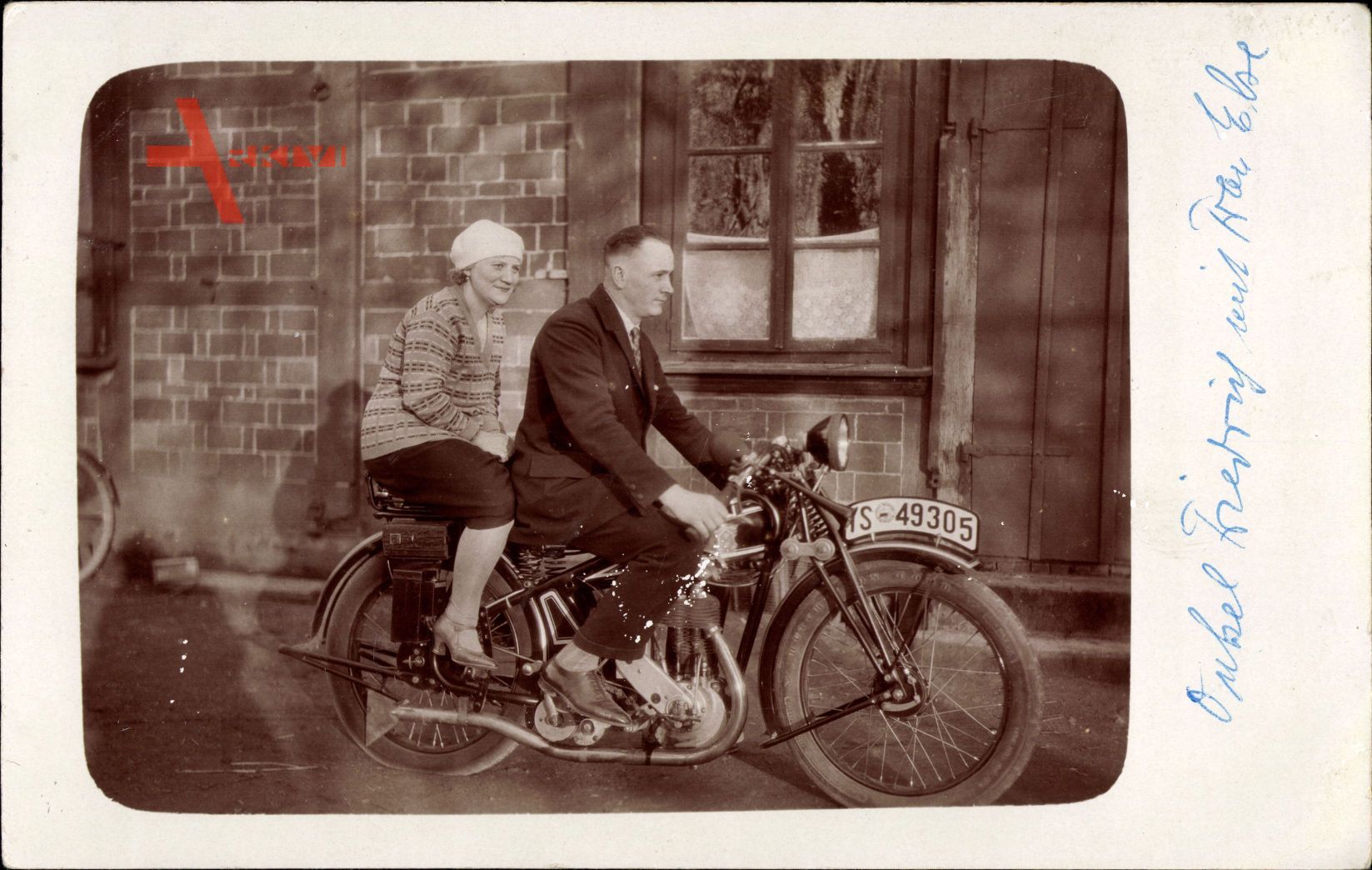 Ehepaar auf einem Motorrad, Hutchinson Corp. Reifen, IS 49305