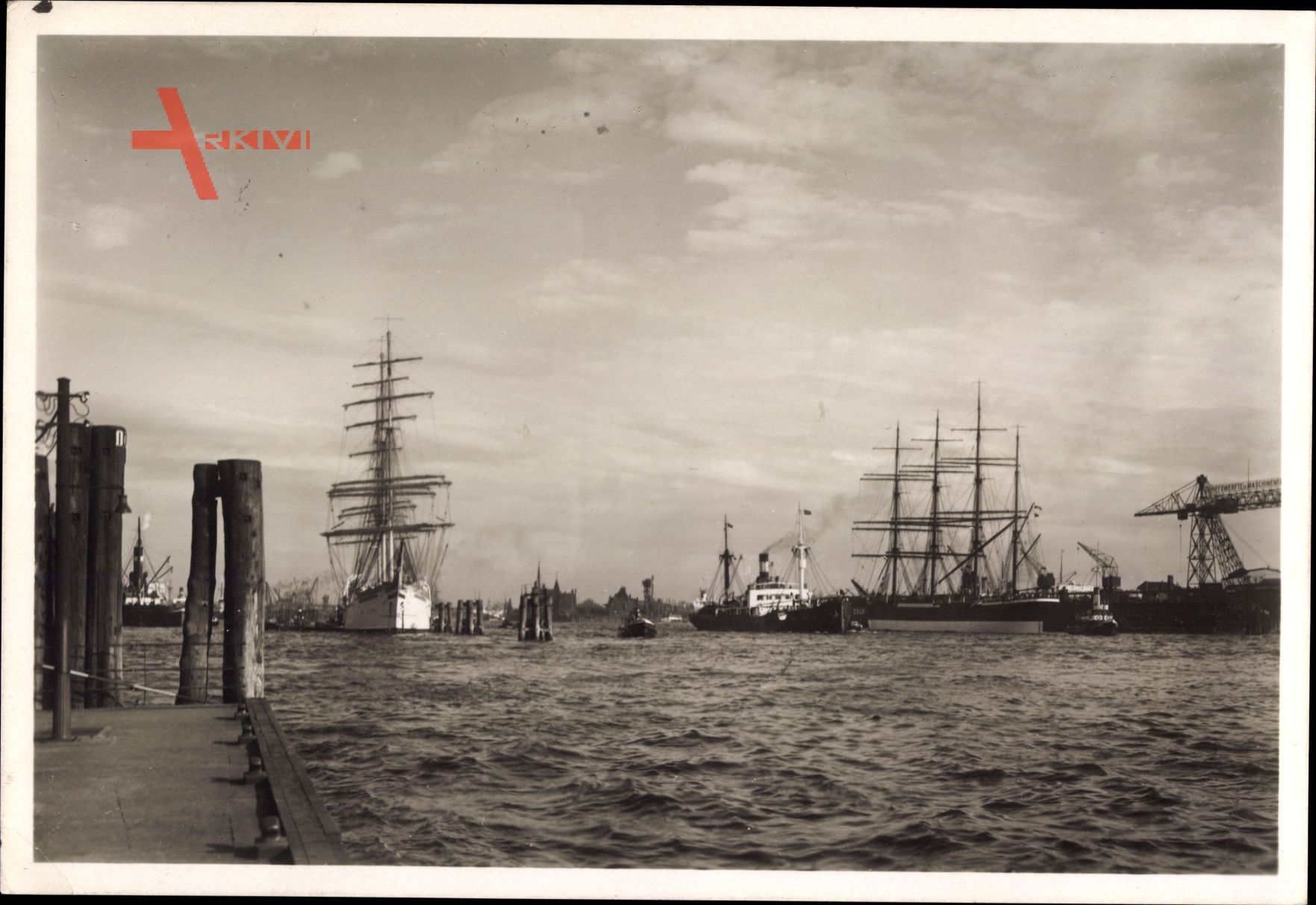 Hamburg, Blick auf den Hafen mit Segelschiffen