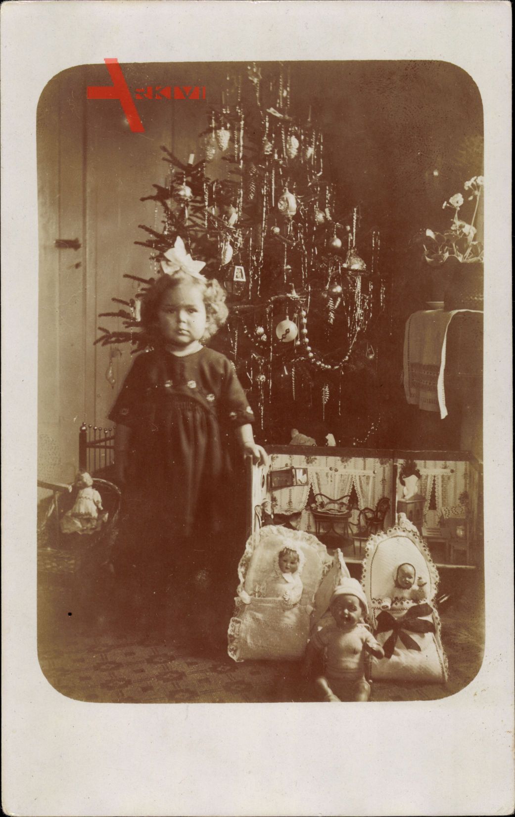 Frohe Weihnachten, Mädchen vor dem Tannenbaum, Geschenke, Puppen