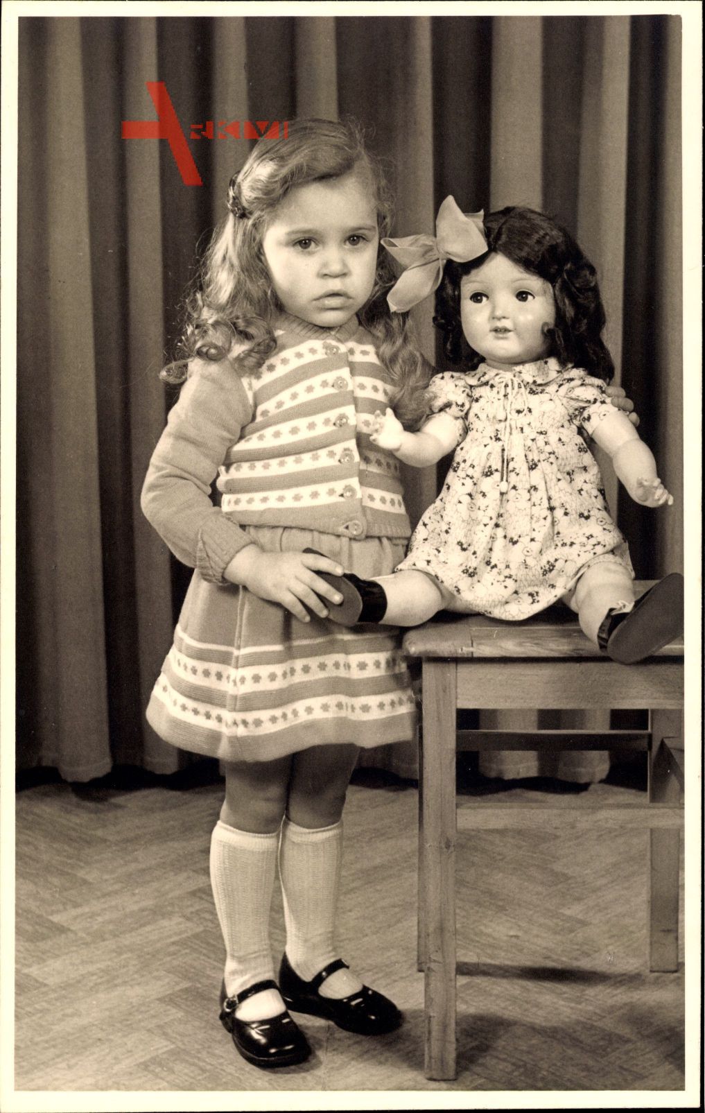 Kleines Mädchen mit ihrer Puppe, Kleid, Lackschuhe
