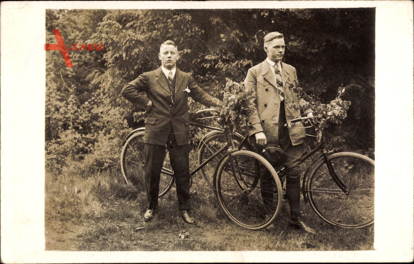 Zwei junge Männer mit ihren Fahrrädern, Blumensträuße