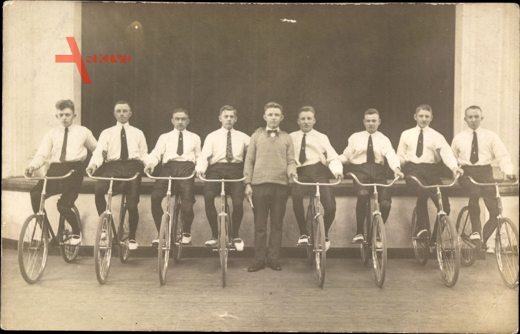 Acht junge Männer auf Fahrrädern, Lehrer, Schüler