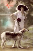 Junge Frau in modischem Federhut, Kleid, Windhund