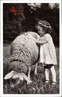 Kleines Mädchen spielt mit einem Schaf, Lachendes Kind