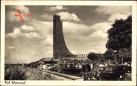 Ostseebad Laboe, Blick auf das Marine Ehrenmal, Autos, Denkmal