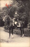 Französischer Offizier auf einem Pferd sitzend, Paradeuniform