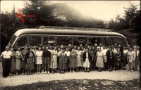 Gruppenfoto vor einem Reisebus, Passagiere, Gebirge