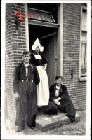 Edam Volendam Nordholland, Frau und zwei Männer in Tracht vor einem Haus