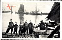 Edam Volendam Nordholland, Männer und Kinder in Tracht, Segelboote