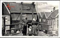 Edam Volendam Nordholland, Frauen und Kind in Tracht, Brücke