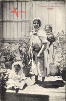 Tanger Marokko, Frau mit zwei Kindern, Tragetuch, Blumenkübel