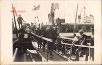Britische Feuerwehrmänner beim verlassen eines Schiffes